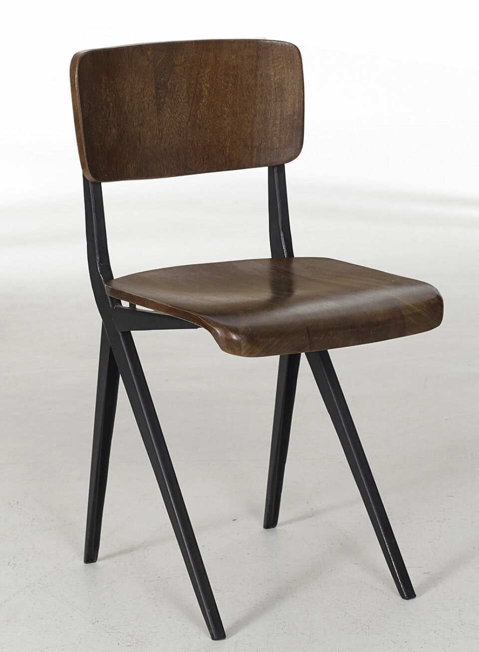 Trästol, ca 1 800 kr.