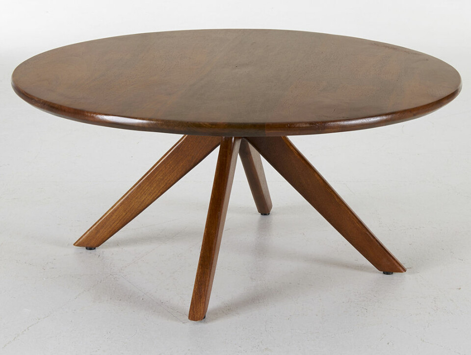 Bord i lackat trä, ca 3 000 kr.