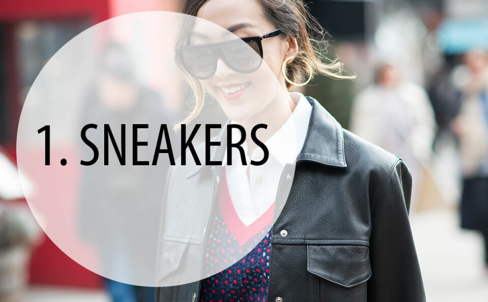 Ett par snygga sneakers är inte bara sköna, de matchas även snyggt till såväl kjol, som klänning och byxor. Dessutom passar de alla stilar! En basgarderob behöver ett par sneakers.