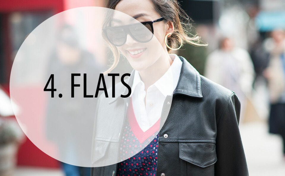 Varje år när vårsolen tittar fram tar vi fram våra flats. Satsa exempelvis på stilrena loafers som fungerar både till en dressad look som till en avslappnad sommarlook. Ett givet skopar i en basgarderob!