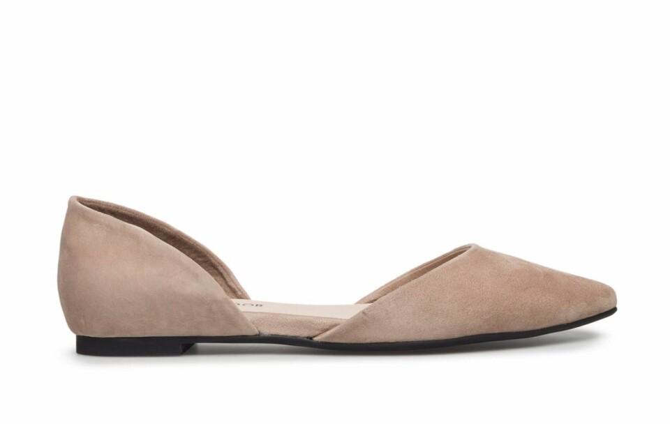 Beiga flats med spetsig tå från Sofie Schnoor.