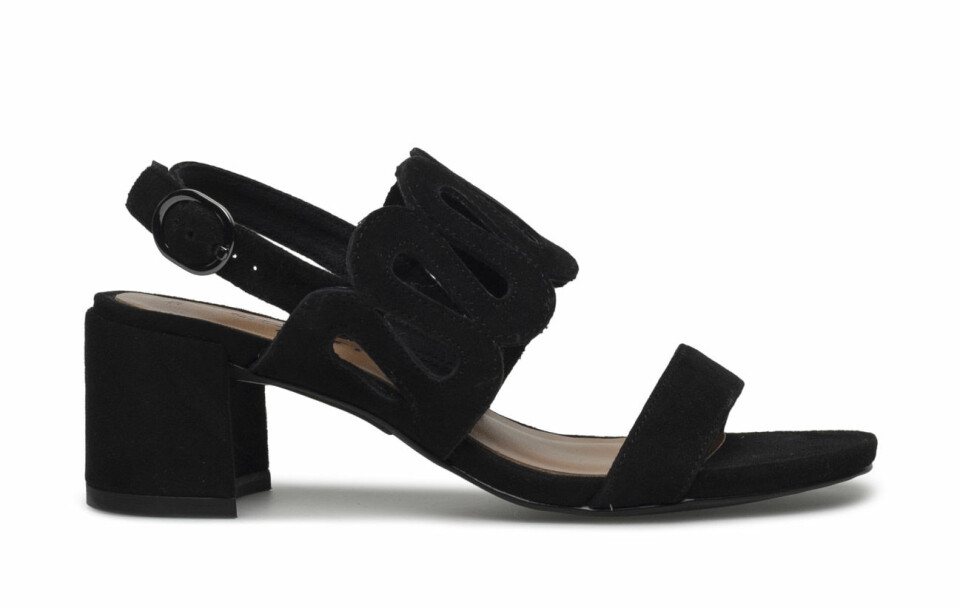 Här är våra favoriter i butik just nu: Svart klacksko i mockaimmitation från Tamaris.