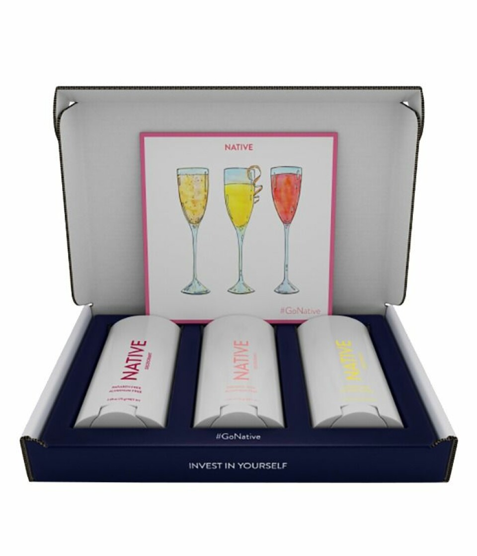 Boxen innehåller deodoranter som doftar rosévin, mimosa och sangría. Boxen innehåller deodoranter som doftar rosévin, mimosa och sangría.