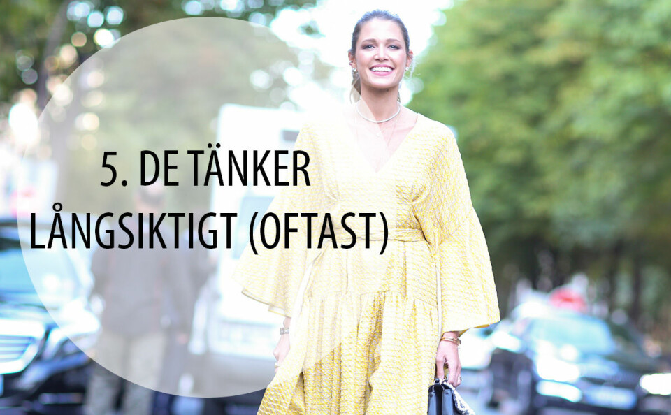 Visst är det kul att köpa en blommig blus eller snygga sandaler bara till sommarmånaderna. Men det stilsäkra kvinnor har gemensamt är att de allt som oftast tänker långsiktigt när de shoppar. Försök tänka att du ska kunna matcha plagget till fler säsonger när du handlar. Ska du exempelvis på bröllop – satsa på en klänning du kan bära även i höst. Med en sådan inställning är det lättare att du köper plagg som passar din stil, snarare än ett specifikt tillfälle.