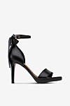 Svarta pumps med &ouml;ppen t&aring;.