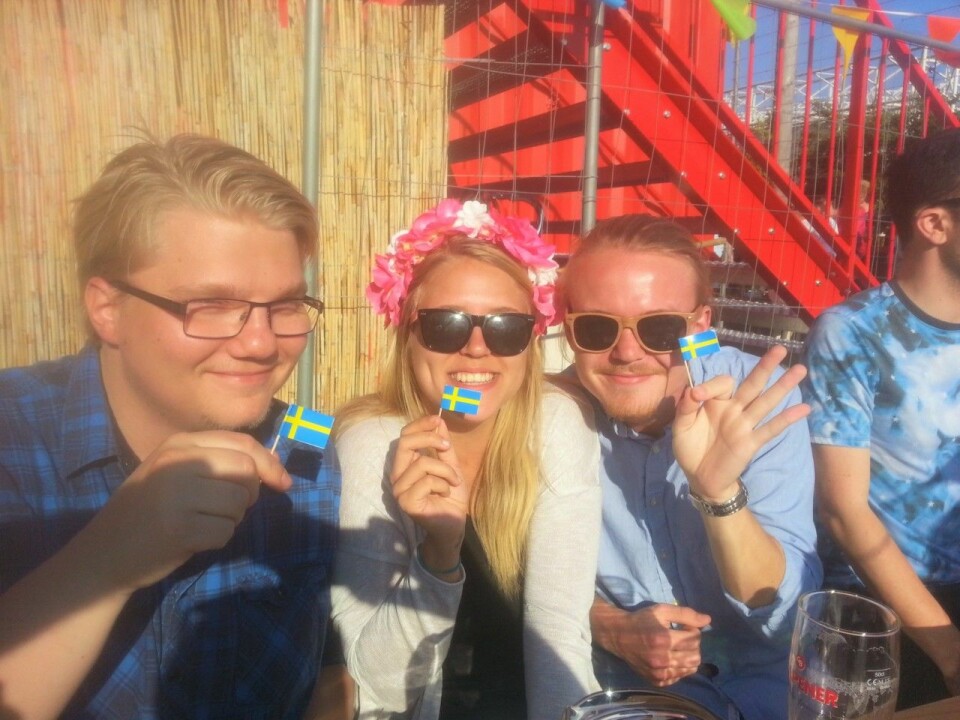 Frida och kompisarna firar högtider som midsommar ihop. Frida och kompisarna firar högtider som midsommar ihop.
