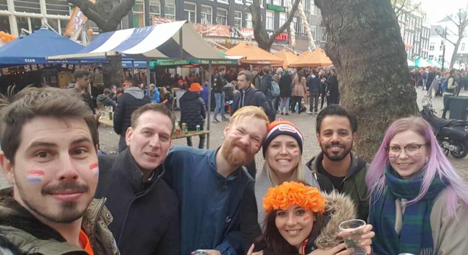 Frida har hittat massor av nya vänner. Här firar de ”Kings day”, som är en stor dag i Nederländerna. Frida har hittat massor av nya vänner. Här firar de ”Kings day”, som är en stor dag i Nederländerna.