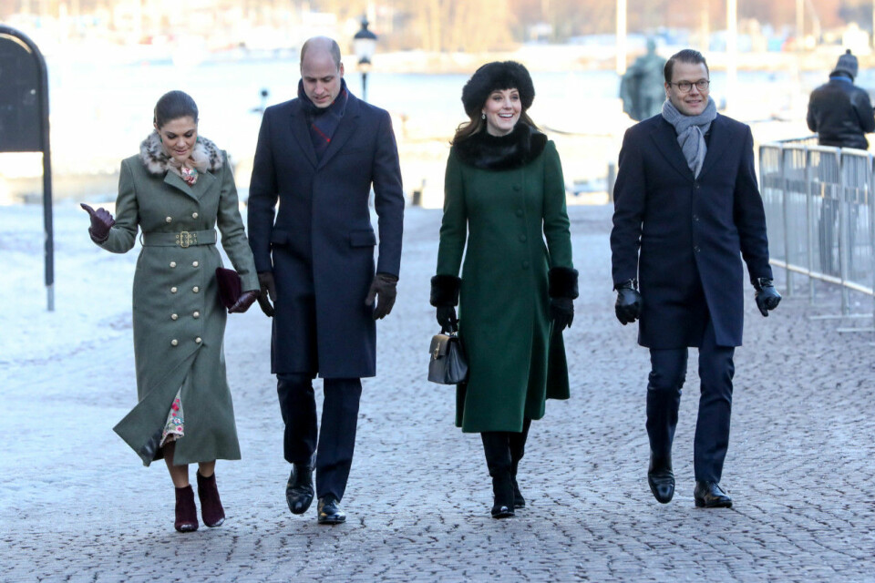 Det bar Kate och Victoria under hertigparets första dag i Sverige