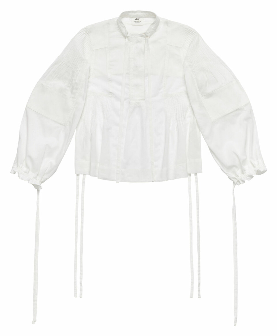 Färglada tryck och utsvängda byxor – då släpps H&M Studios vårkollektion