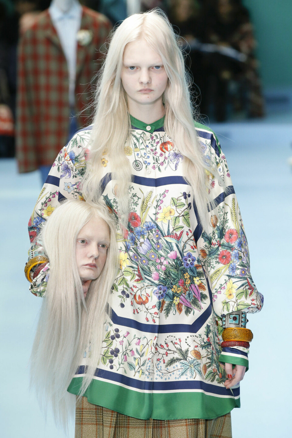 Modellerna bar sina egna huvud på Guccis modevisning