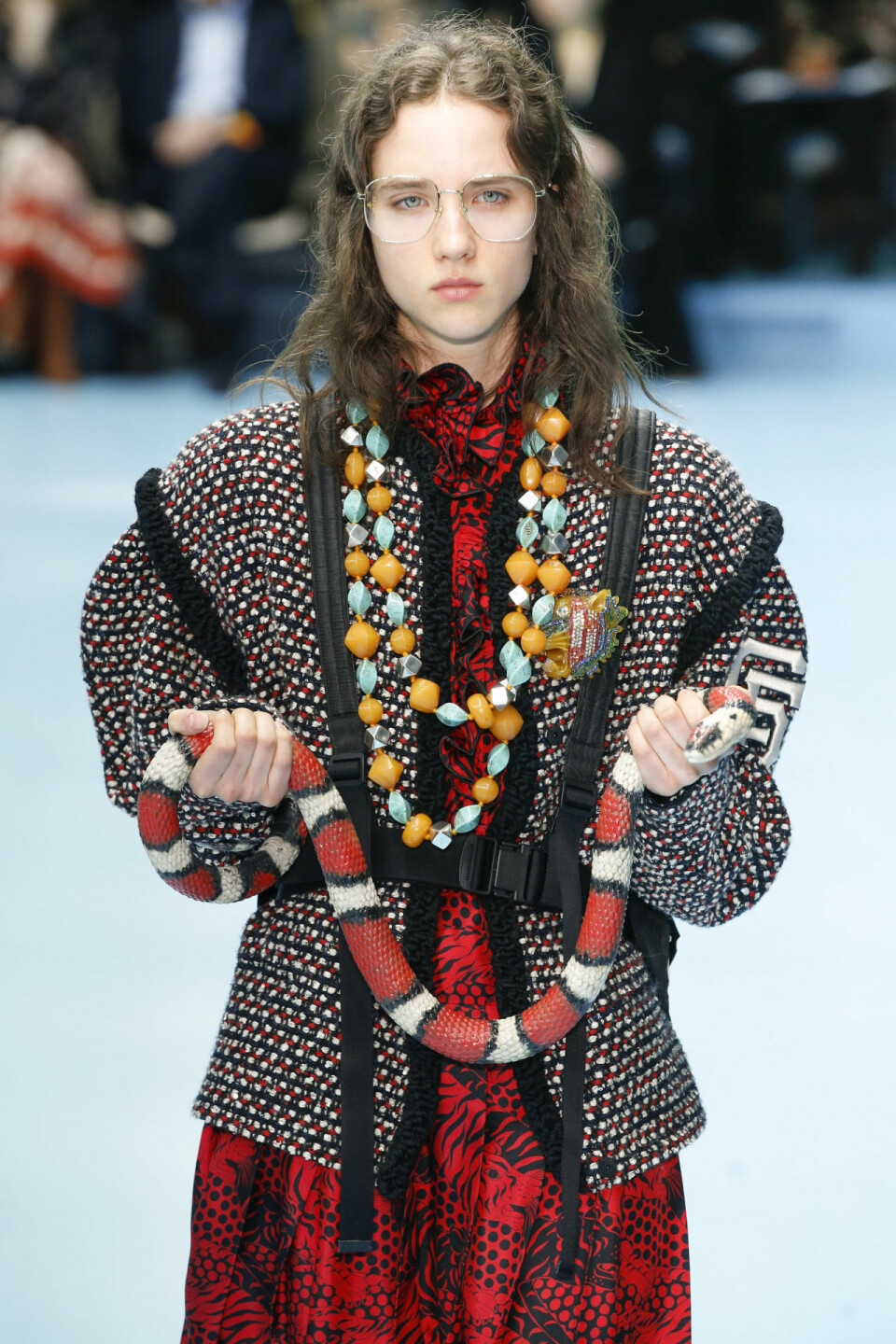 Modellerna bar sina egna huvud på Guccis modevisning