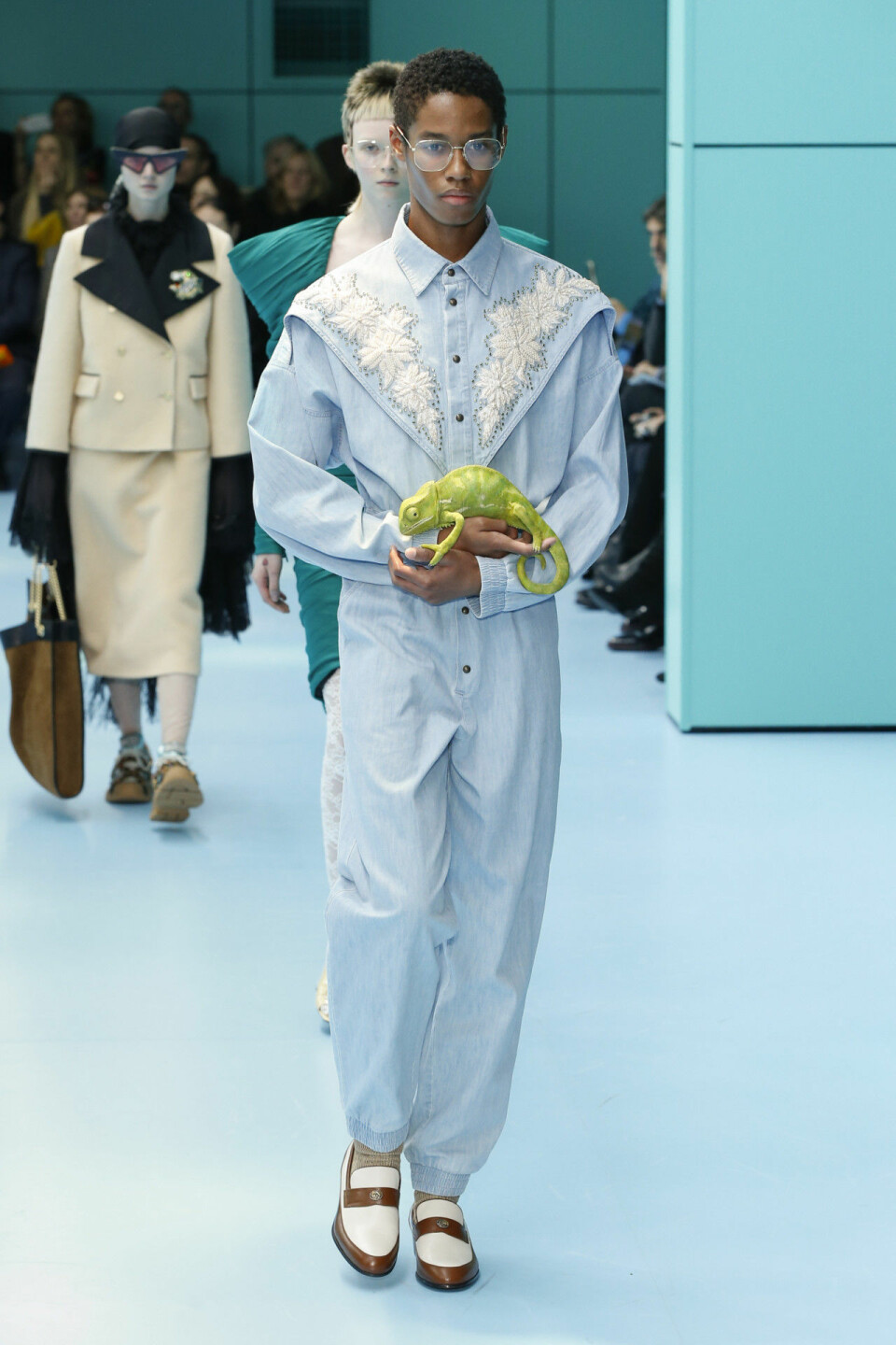 Modellerna bar sina egna huvud på Guccis modevisning