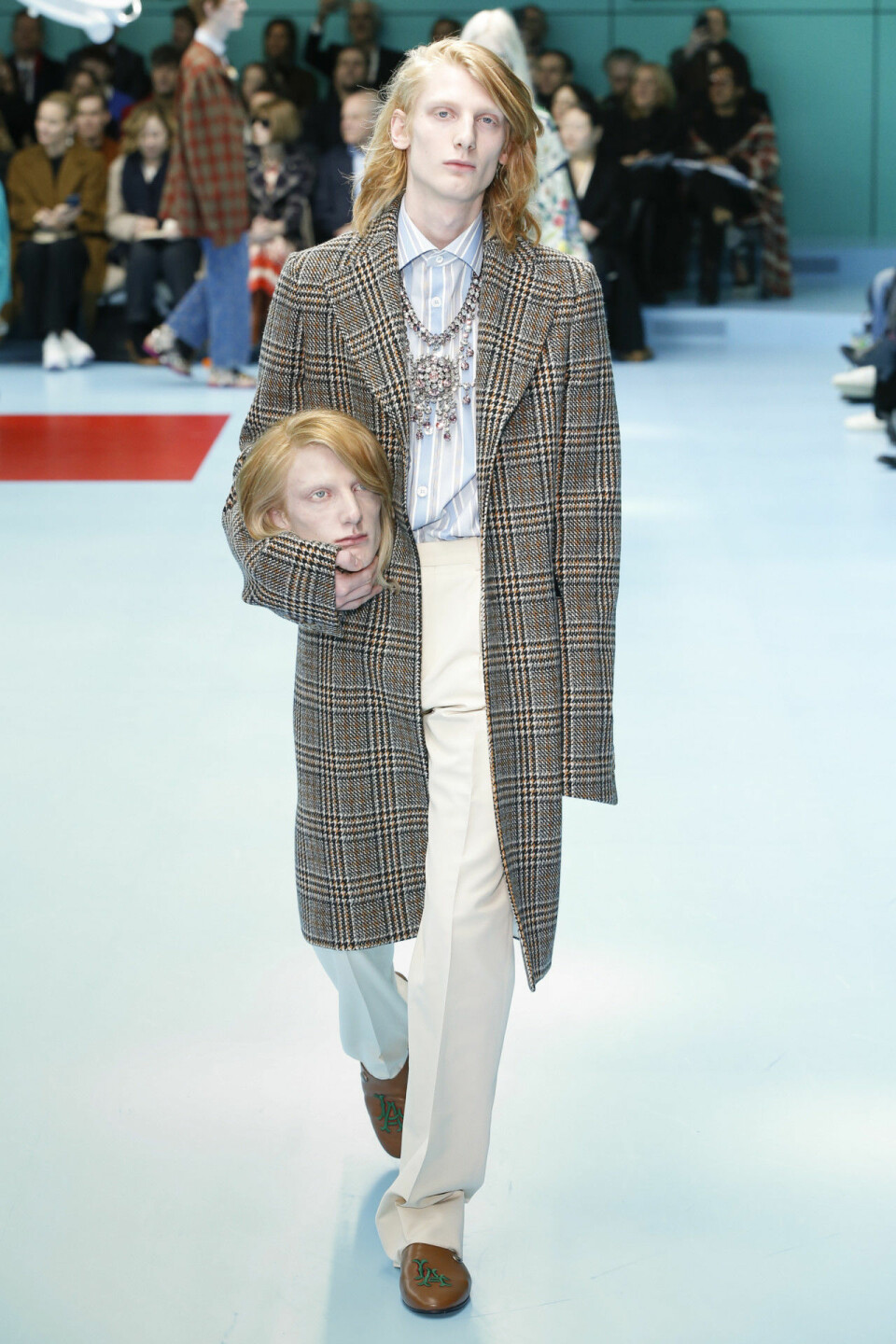 Modellerna bar sina egna huvud på Guccis modevisning