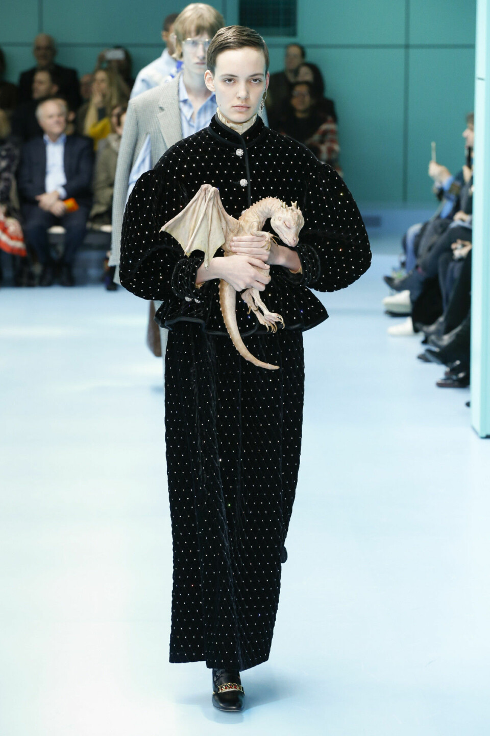 Modellerna bar sina egna huvud på Guccis modevisning