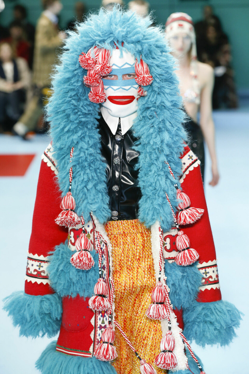 Modellerna bar sina egna huvud på Guccis modevisning