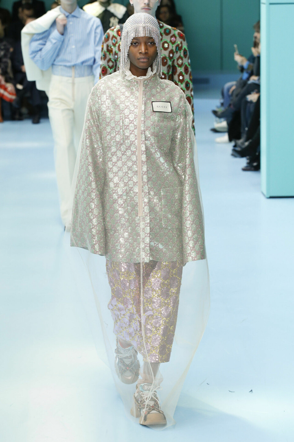 Modellerna bar sina egna huvud på Guccis modevisning