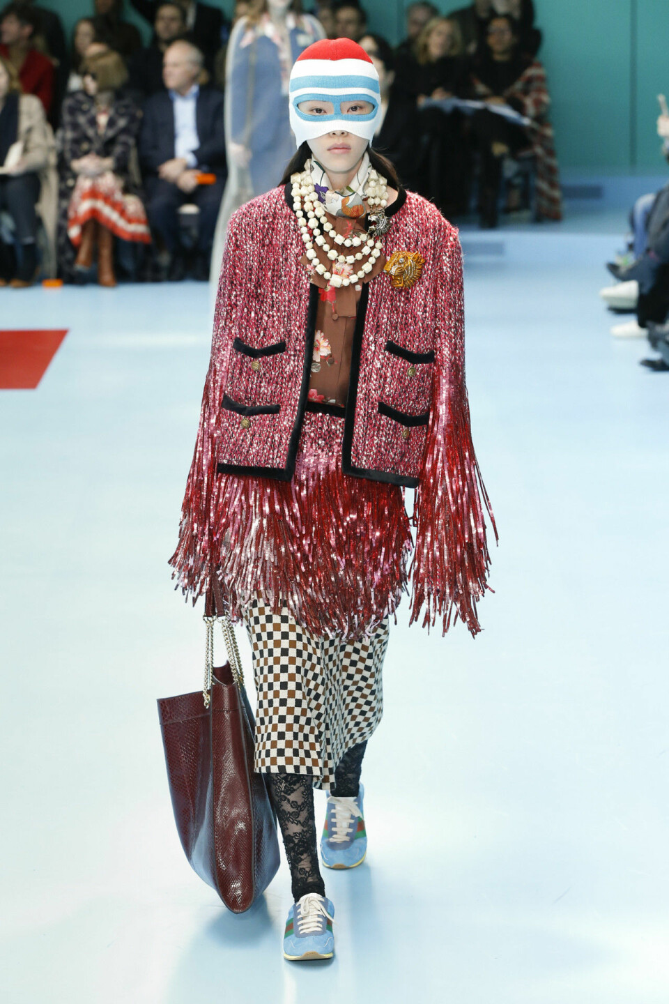 Modellerna bar sina egna huvud på Guccis modevisning