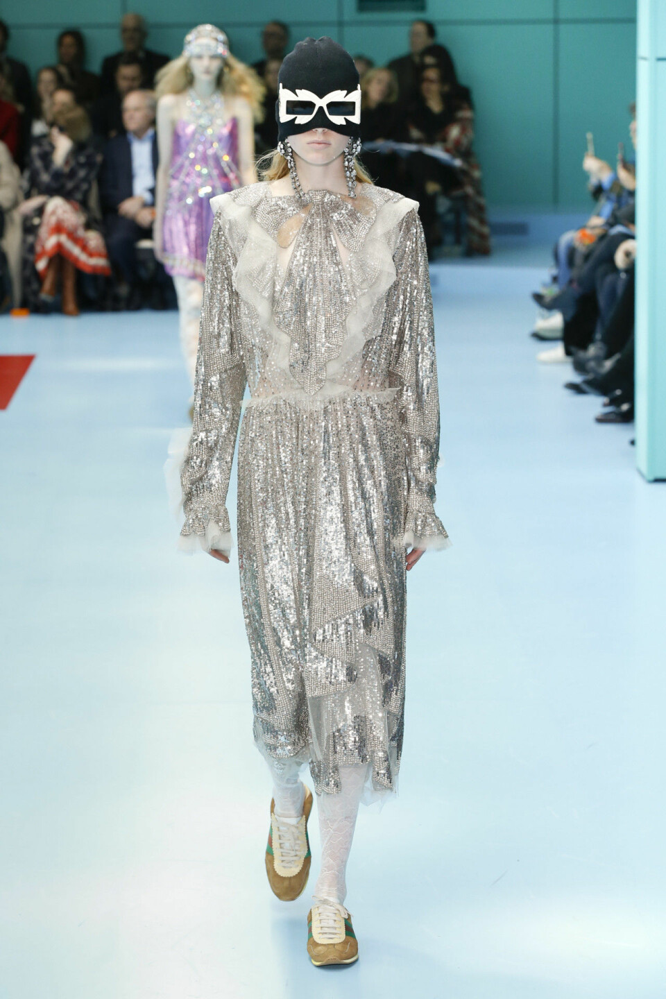 Modellerna bar sina egna huvud på Guccis modevisning