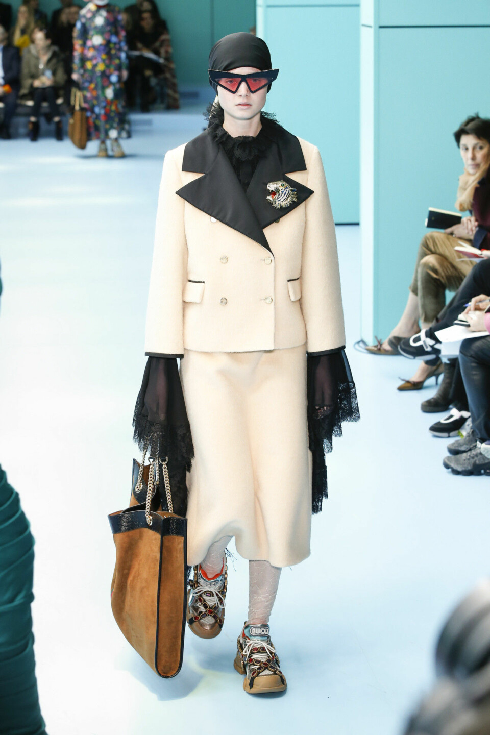 Modellerna bar sina egna huvud på Guccis modevisning