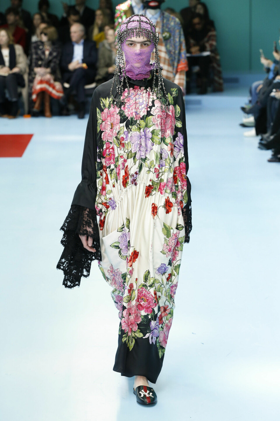 Modellerna bar sina egna huvud på Guccis modevisning