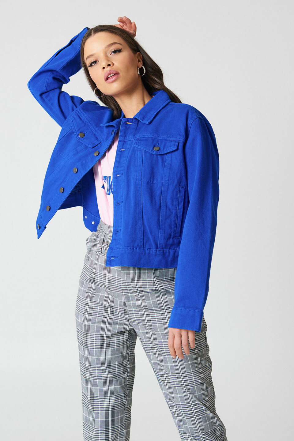 10 trendiga jeansjackor som sätter färg på våren