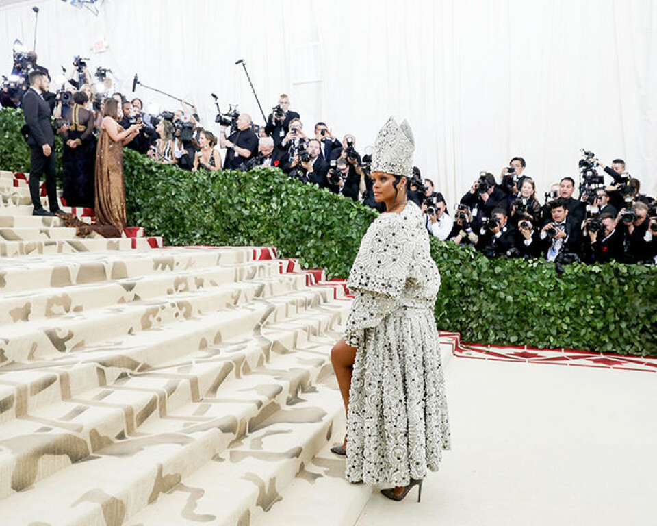 Rihannas påveklänning tog Met-galan med storm – se den här