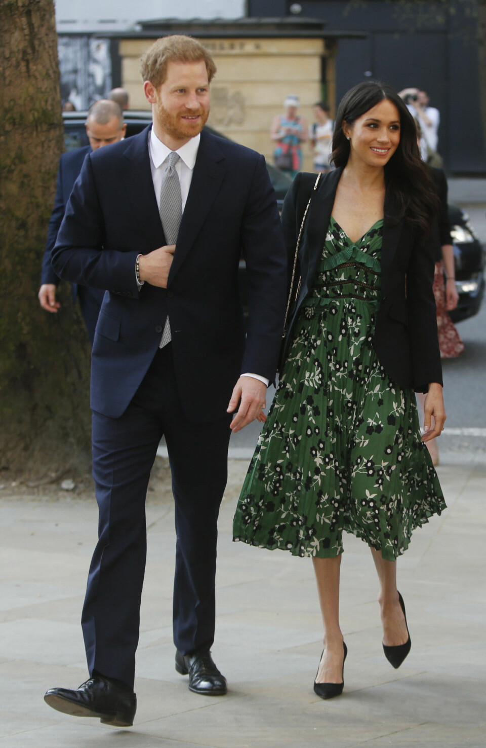 Meghan Markle i blommig klänning signerad Self-Portrait (du hittar en liknande här!) matchat med kavaj och stilettklackar. Meghan Markle i blommig klänning signerad Self-Portrait (du hittar en liknande här!) matchat med kavaj och stilettklackar.
