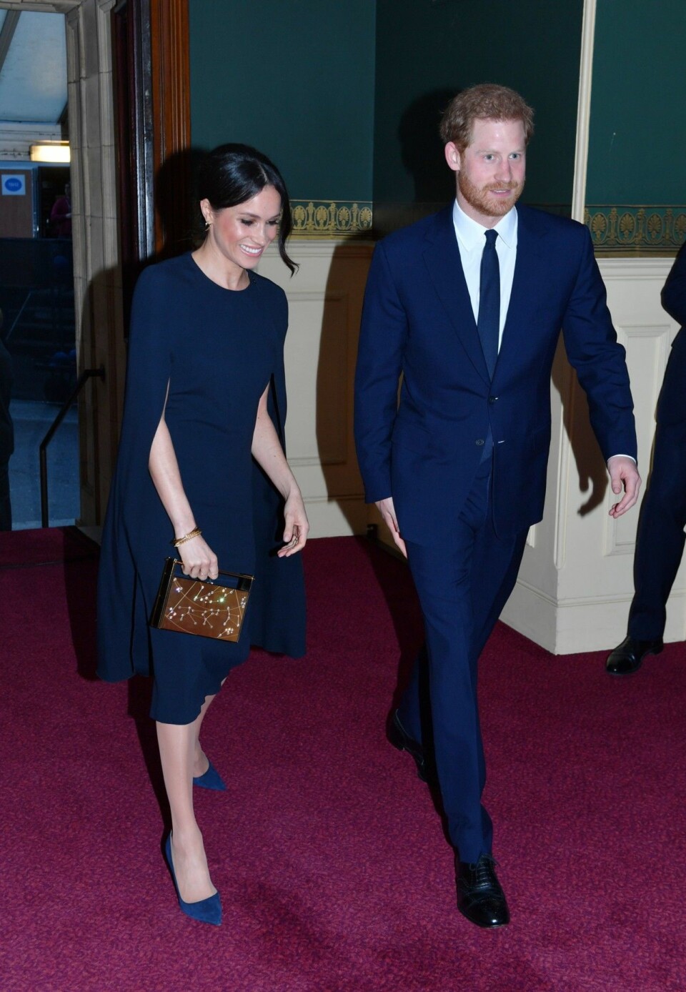 Meghan Markle i blå klänning från Stella McCartney. Meghan Markle i blå klänning från Stella McCartney.