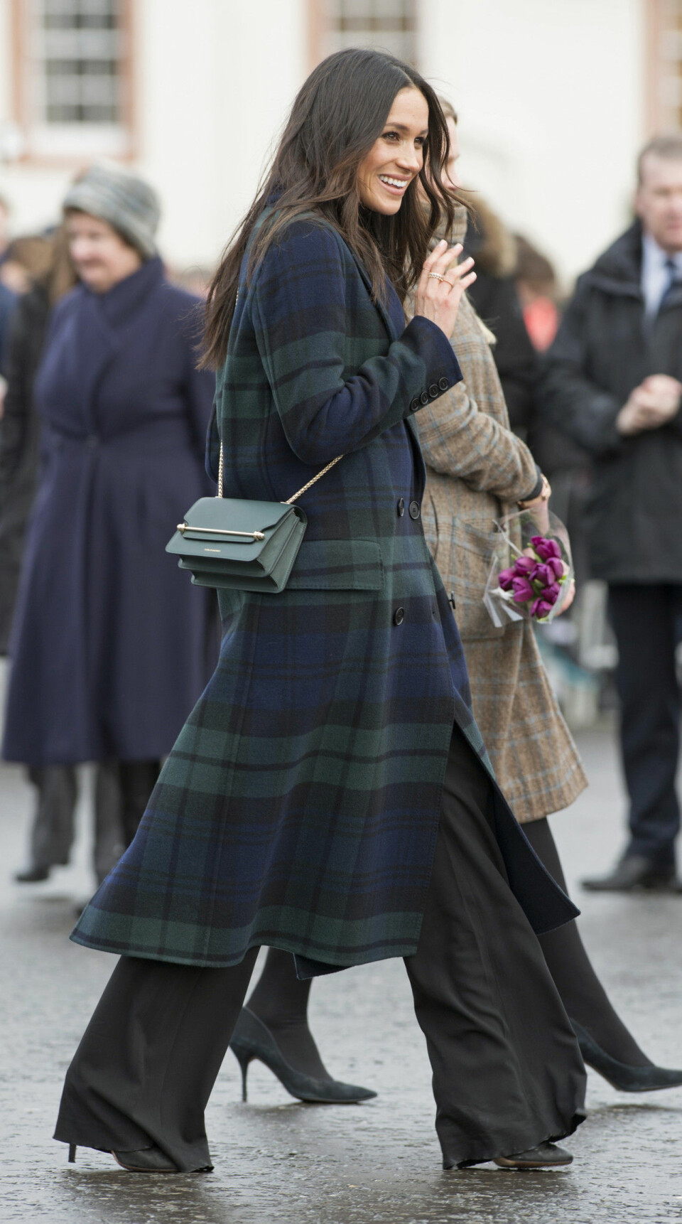 Meghan Markle i rutig kappa från Burberry (som finns att köpa här!) matchat med svarta byxor, polotröja och skor. Meghan Markle i rutig kappa från Burberry (som finns att köpa här!) matchat med svarta byxor, polotröja och skor.