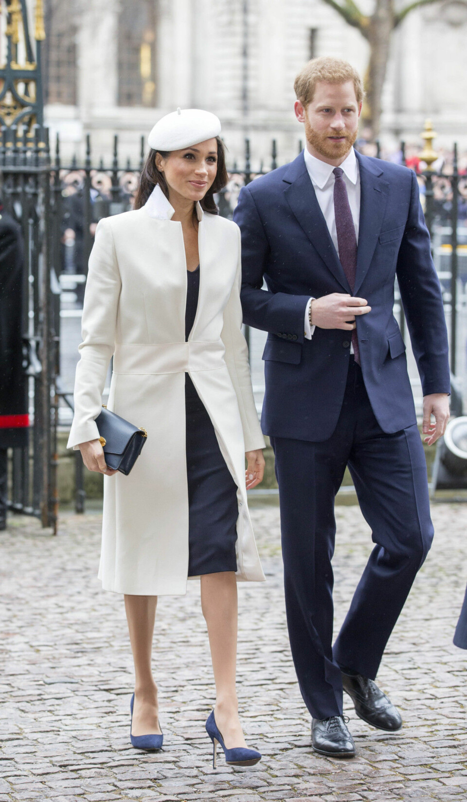 Meghan Markle i stilren look med vit kappa från Amanda Wakeley. Väskan är signerad Mulberry. Meghan Markle i stilren look med vit kappa från Amanda Wakeley. Väskan är signerad Mulberry.