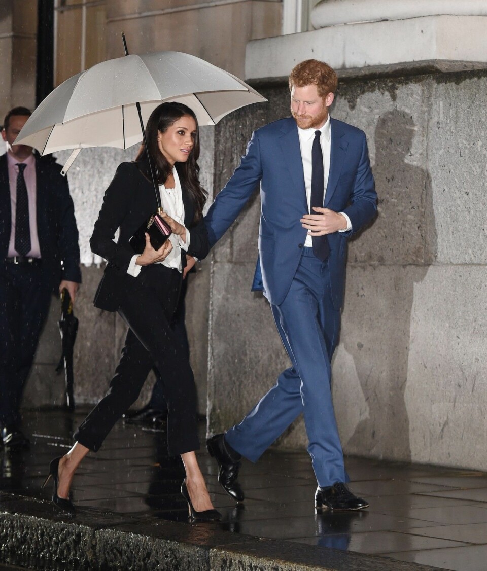 Meghan Markle i kostym från Alexander McQueen. Meghan Markle i kostym från Alexander McQueen.