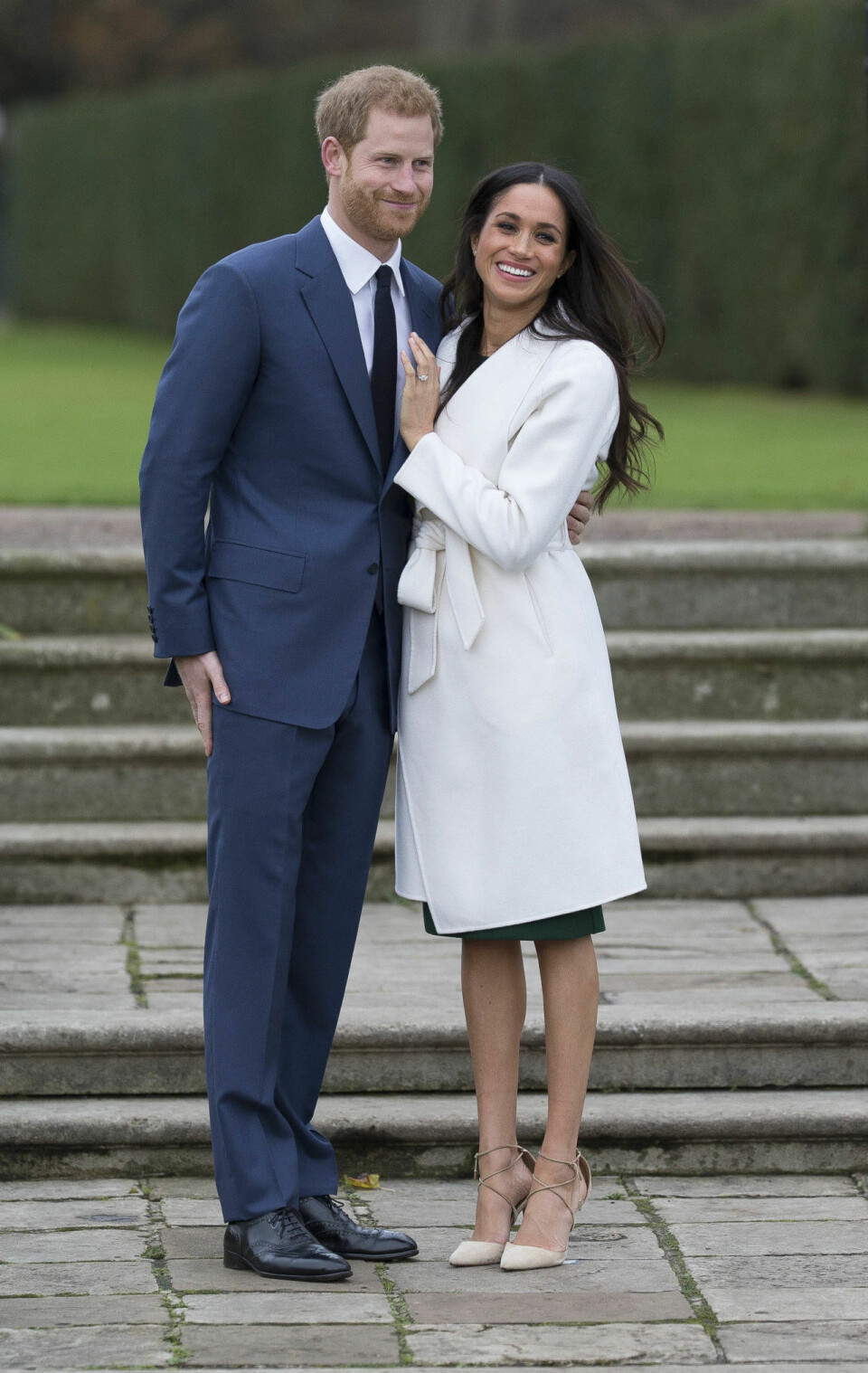 När Prins Harry och Meghan Markle berättade att de skulle gifta sig bar den blivande bruden en vit kappa från Line the Label, grön klänning från P.A.R.O.S.H och skor signerade Aquazurra. När Prins Harry och Meghan Markle berättade att de skulle gifta sig bar den blivande bruden en vit kappa från Line the Label, grön klänning från P.A.R.O.S.H och skor signerade Aquazurra.