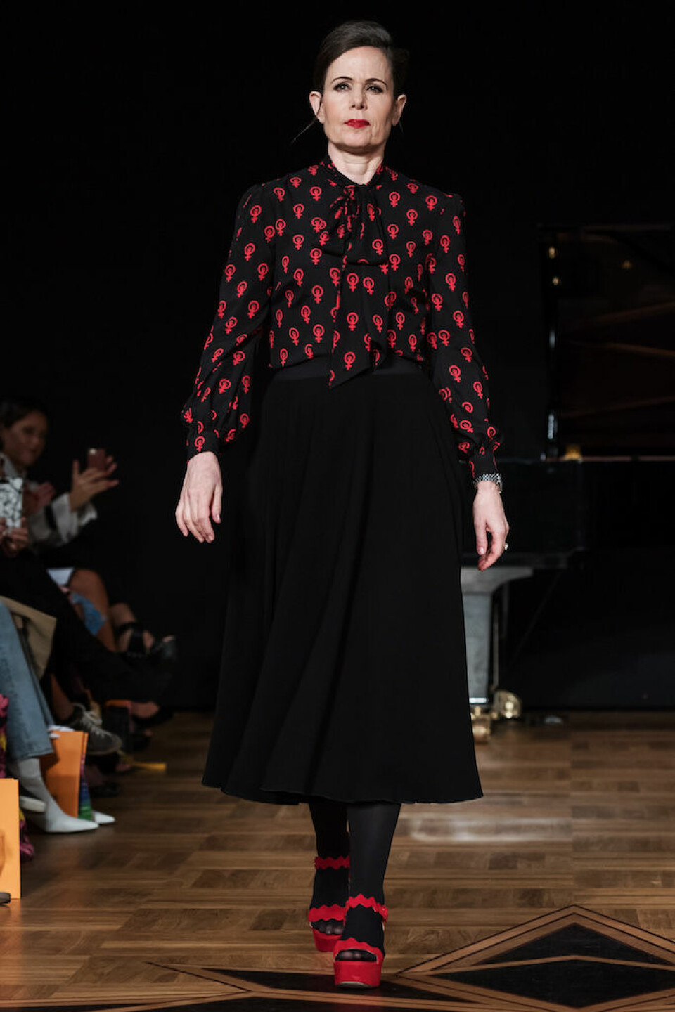 Sara Danius iklädd egendesignad knytblus. Sara Danius iklädd egendesignad knytblus.