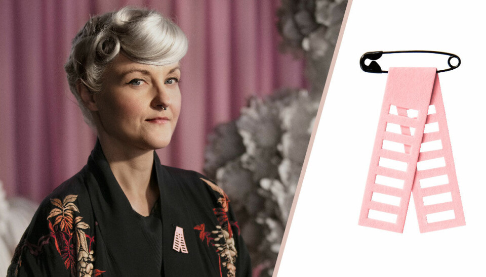 Här är årets Rosa band – designat av Bea Szenfeld