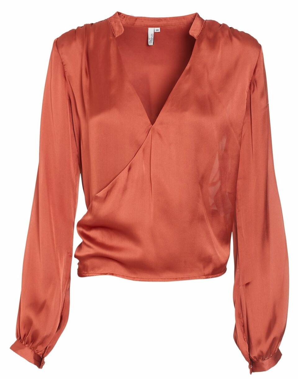 Leoprint, satin och puffärm – 18 blusar under 400 kronor