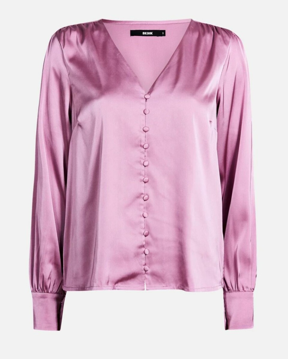 Leoprint, satin och puffärm – 18 blusar under 400 kronor