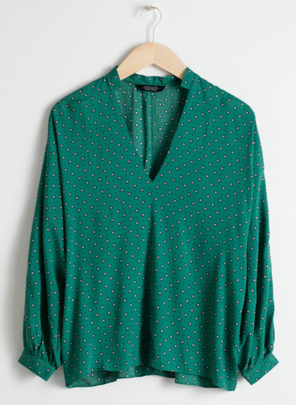 Leoprint, satin och puffärm – 18 blusar under 400 kronor