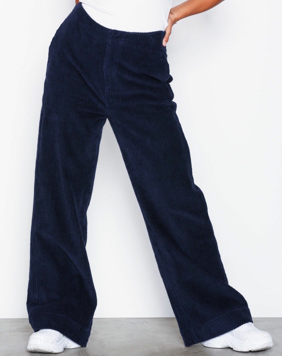 17 trendiga manchesterbyxor i olika prisklasser