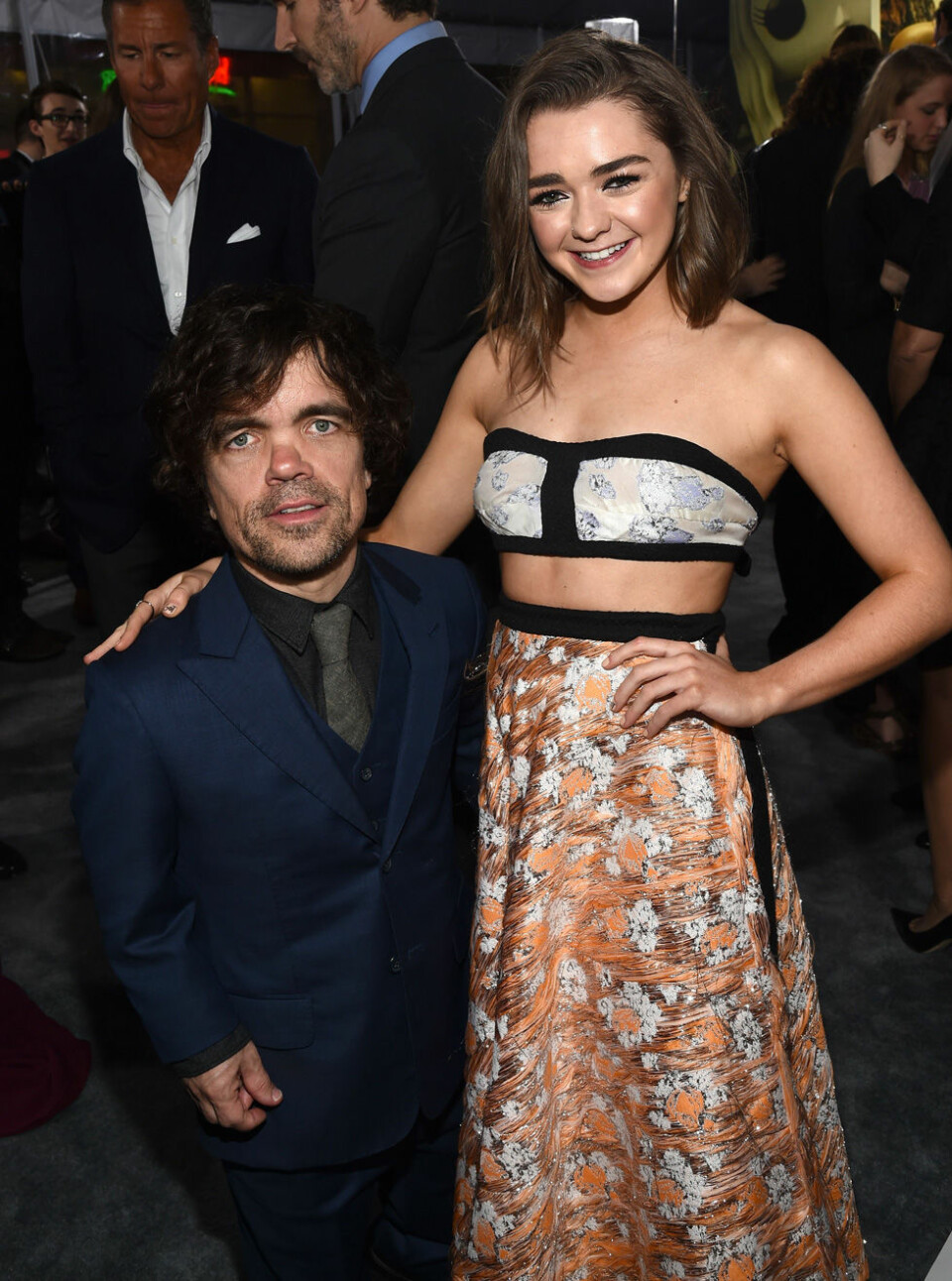 Peter Dinklage (Game of Thrones) prisade för bästa manliga biroll i en dramaserie, här med kollegan Maisie Williams. Foto: IBL Peter Dinklage (Game of Thrones) prisade för bästa manliga biroll i en dramaserie, här med kollegan Maisie Williams. Foto: IBL