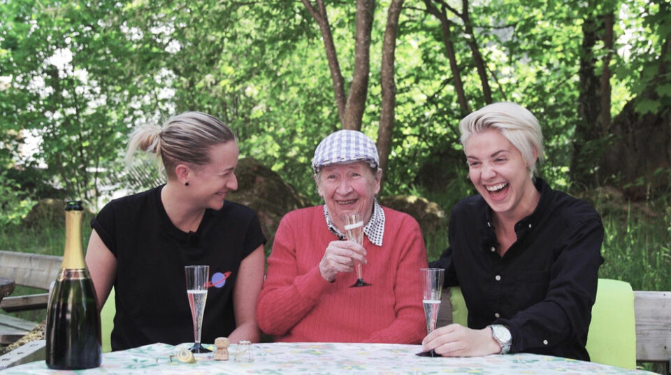 I serien träffar de bland annat Molly, 90 år och lesbisk. Foto: Skärmdump från UR I serien träffar de bland annat Molly, 90 år och lesbisk. Foto: Skärmdump från UR