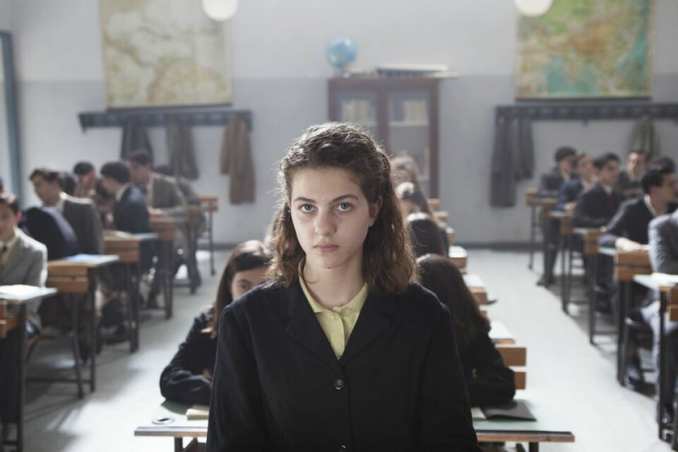 My Brilliant Friend baseras på Elena Ferrantes succéromaner. My Brilliant Friend baseras på Elena Ferrantes succéromaner.