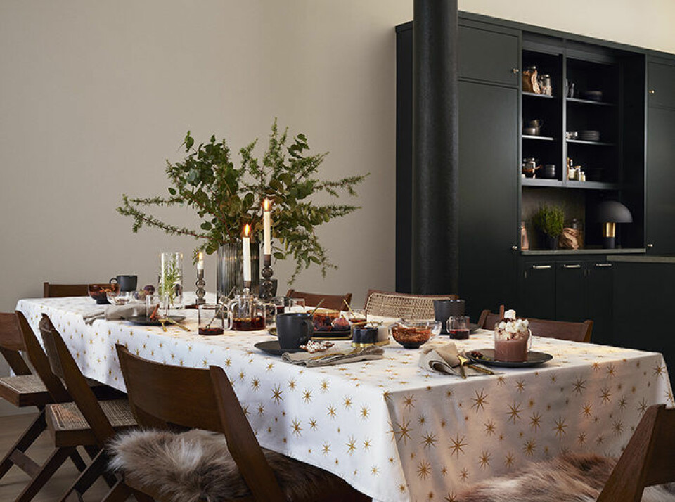 Bärnsten, grönska och mässing – så ser julen 2018 ut hos H&M Home