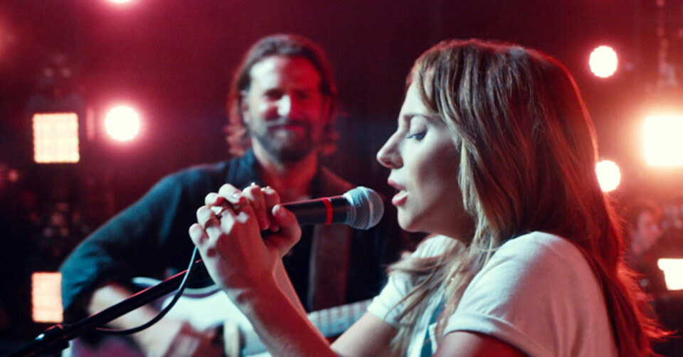 Lady Gaga och Bradley Cooper på scenen tillsammans i filmen ”A Star Is Born”. Foto: IBL Lady Gaga och Bradley Cooper på scenen tillsammans i filmen ”A Star Is Born”. Foto: IBL