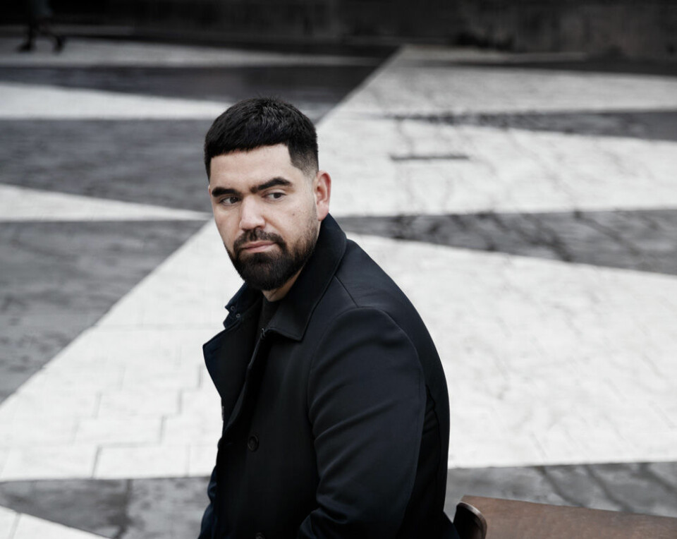 I Stors tolkning av Eric Gadds ”Stockholm står kvar men jag ligger” rappar han om gatumissionären Maria Johansson som brukade spela orgel på Sergels torg. Foto: Sony I Stors tolkning av Eric Gadds ”Stockholm står kvar men jag ligger” rappar han om gatumissionären Maria Johansson som brukade spela orgel på Sergels torg. Foto: Sony