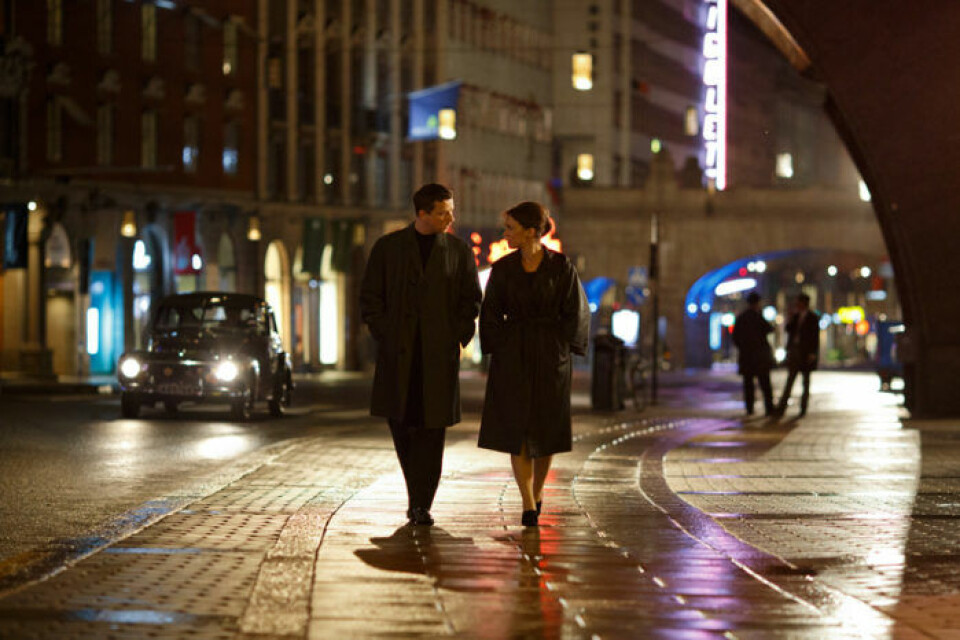 Calle Svensson (Charlie Gustafsson) och Nina Löwander (Hedda Stiernstedt) promenerar på Kungsgatan. Det är som bäddat för att en tidsdetektiv ska titta på Volvo PV:n för att avgöra årsmodell. Bild. Johan Paulin/SVT Calle Svensson (Charlie Gustafsson) och Nina Löwander (Hedda Stiernstedt) promenerar på Kungsgatan. Det är som bäddat för att en tidsdetektiv ska titta på Volvo PV:n för att avgöra årsmodell. Bild. Johan Paulin/SVT