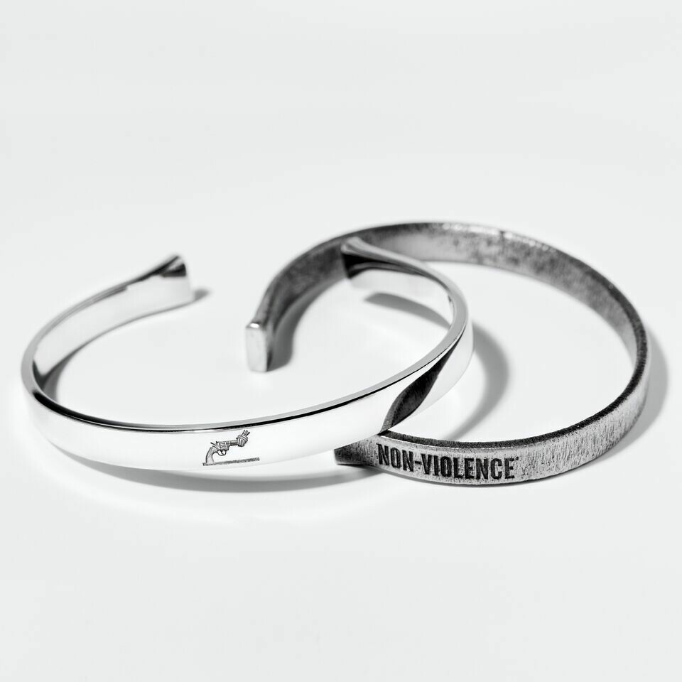 Svenska smyckesmärket gör armband av nedsmälta illegala vapen