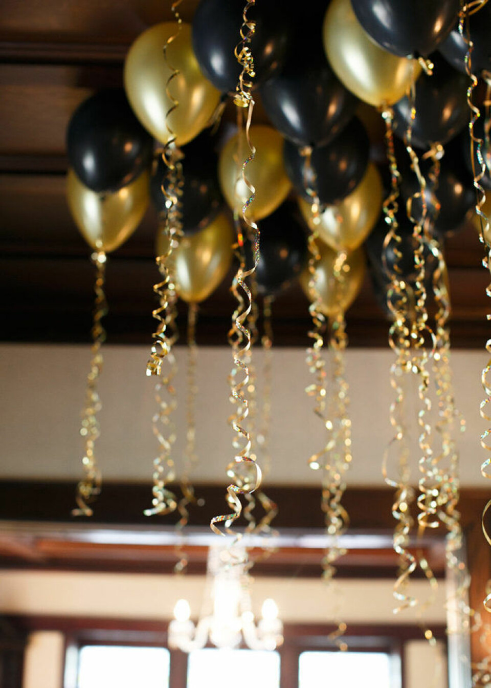 Ett hav av ballonger sätter feststämningen på nyårsafton. Foto via: Style me pretty Ett hav av ballonger sätter feststämningen på nyårsafton. Foto via: Style me pretty