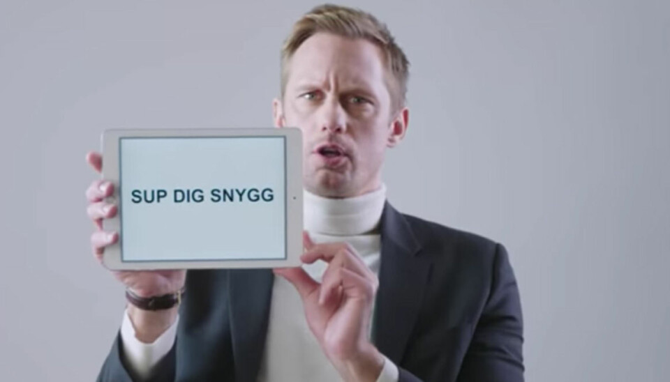 Alexander Skarsgård lär ut svensk slang – och nätet älskar det