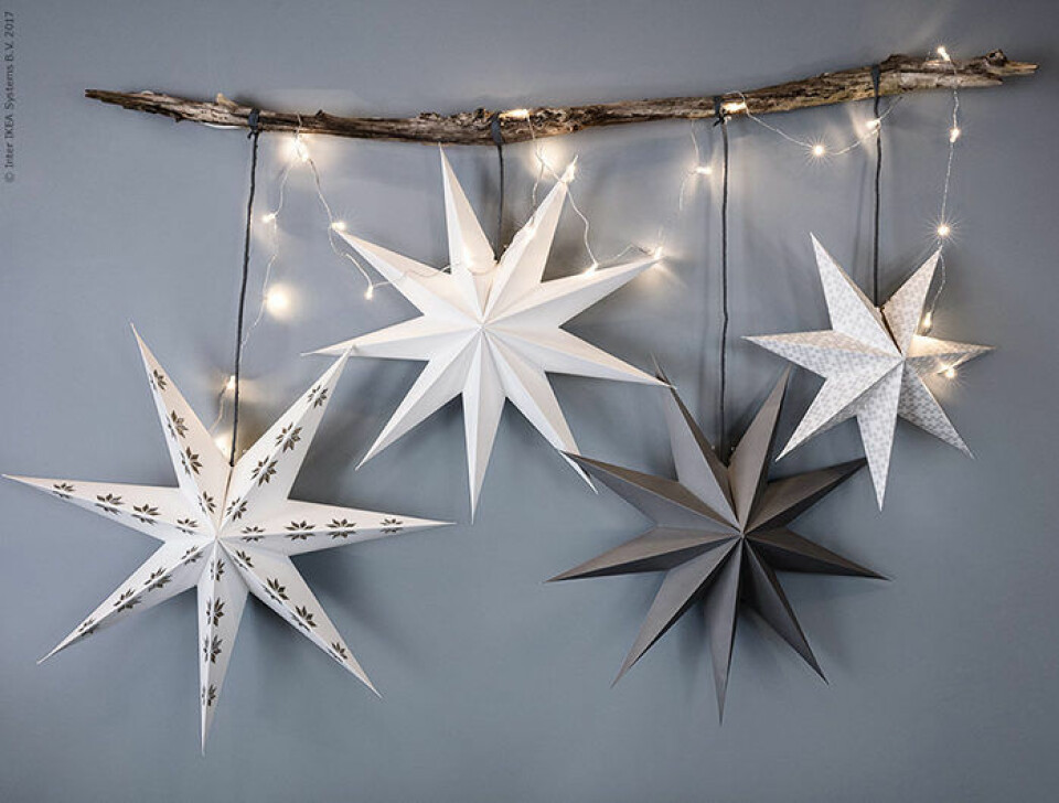 Adventsstjärnor och ljusslingor är lika fina till nyår som till jul. Foto: Ikea Livet Hemma Adventsstjärnor och ljusslingor är lika fina till nyår som till jul. Foto: Ikea Livet Hemma