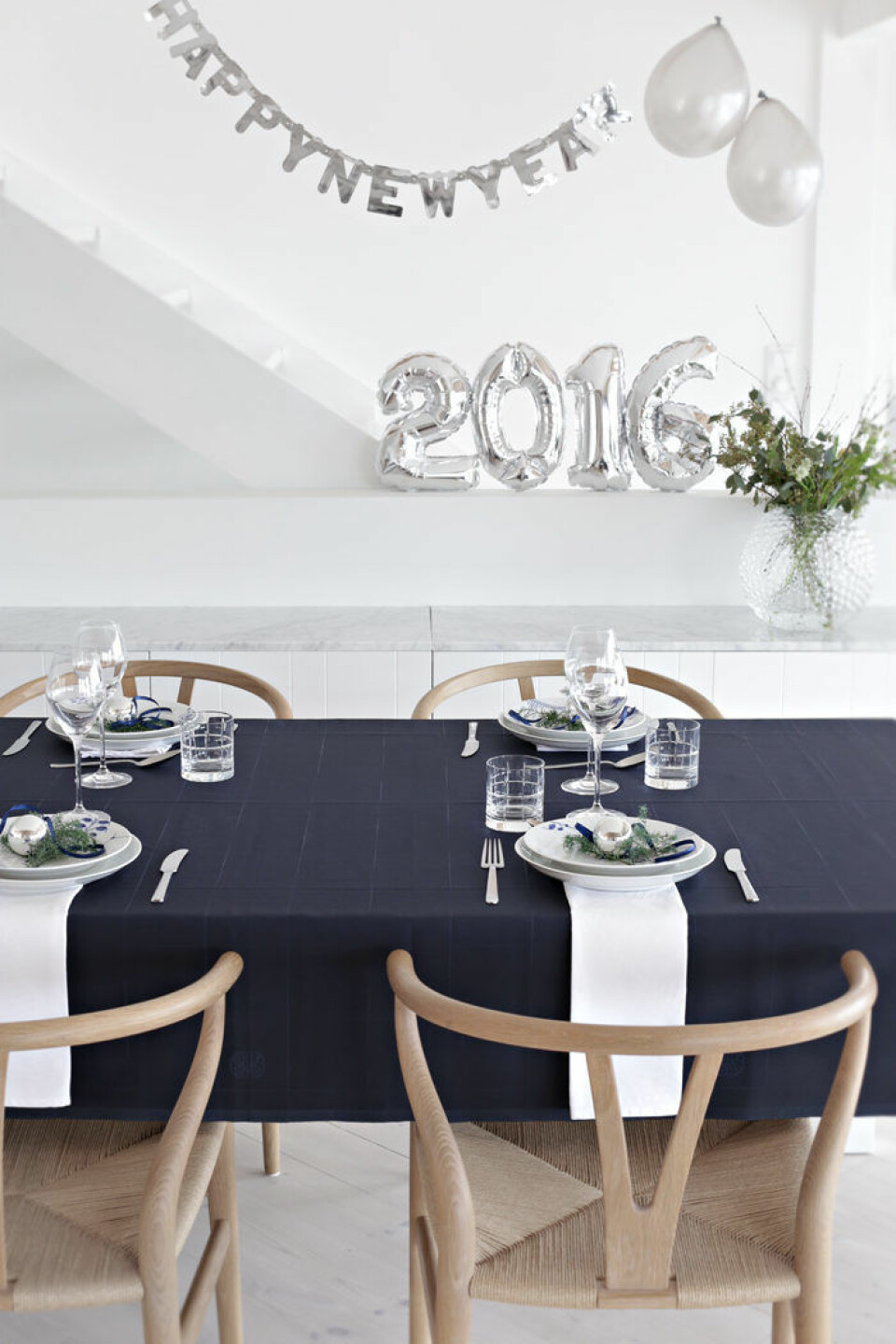 Nyårsdekorationerna och dukningen kan vara precis lika stämningsfulla i minimalistisk tappning. Foto: Nina Holst/Stylizimo Nyårsdekorationerna och dukningen kan vara precis lika stämningsfulla i minimalistisk tappning. Foto: Nina Holst/Stylizimo